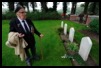 OOSTERBEEK - Stanislaw Kowalczyk-Kowalewski sur les tombes des camarades