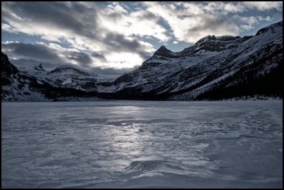 ski touring through Bow Lake - photo Tomasz http://rdvnature.com - rendez vous nature & aventure