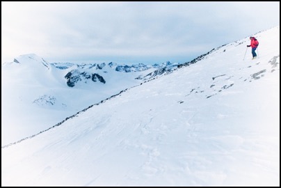 Chic on the way down from Mount Simpson, Wapta Icefield - Rocky Mountains - photo Tomasz http://rdvnature.com - rendez vous nature & aventure