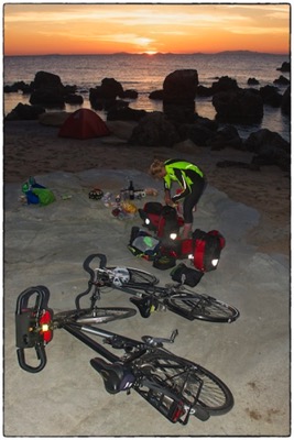 Sardegna cycling tour - bivvy on the shore - photo Tomasz rdvnature.com