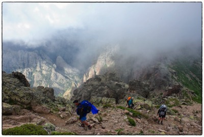 Corsica, GR20 au-dessus de bocca Pisciaghja, en direction de refuge Carozzu - photo Tomasz http://rdvnature.com