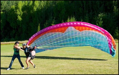 Learning to fly a paraglider with Lisa and John (Extreme Air) - photo Tomasz http://rdvnature.com