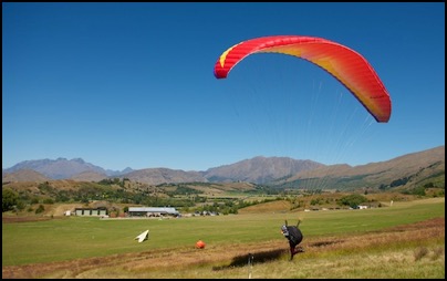 Learning to fly a paraglider with Lisa and John (Extreme Air) - photo Tomasz http://rdvnature.com