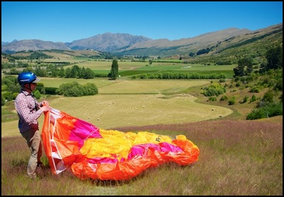 Learning to fly a paraglider with Lisa and John (Extreme Air) - photo Tomasz http://rdvnature.com