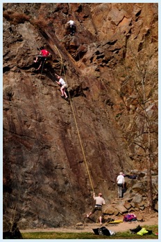 grimpette sur la petite dalle de l'ancienne carrière à Saint Symphorien sur Coise. Michel assure Ludo (corde jaune)