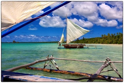 Pirogues dans la baie St Joseph, Ile des Pins, Nouvelle Caledonie - photo Tomasz http://rdvnature.com