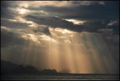 Rayons de Soleil sur la cote Est - Nouvelle Caledonie photo Tomasz (http://rdvnature.com)